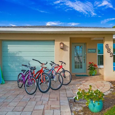 Coastal Flair-Walk To Beach-Heated Pool-Sleeps 8